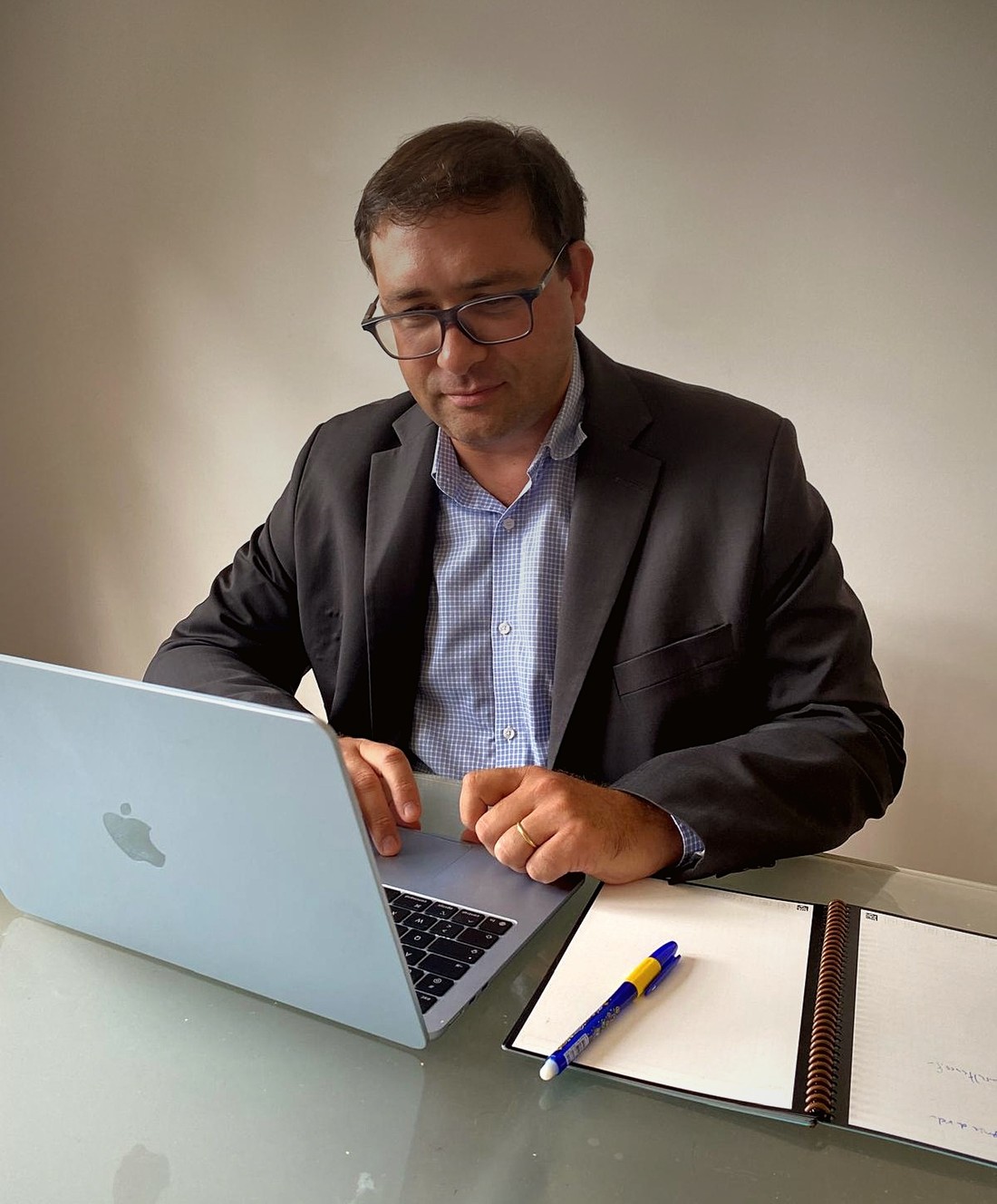 Pascal Mercier, expert-comptable fondateur de PME CONSULTANCE, à son bureau